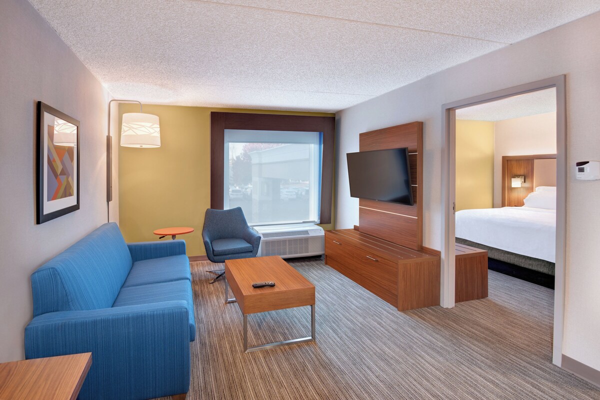 Hypo-allergenic bedding available, in-room safe, desk, laptop workspace