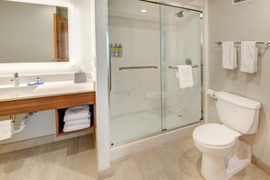 Een bad/douchecombinatie, gratis toiletartikelen, een haardroger