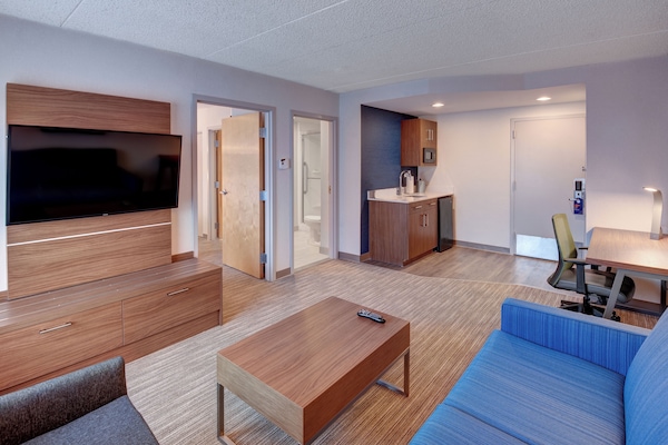 Hypo-allergenic bedding, in-room safe, desk, laptop workspace