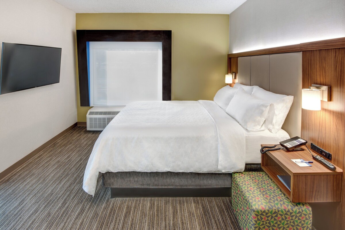 Suite, 1 Double Bed, Roll-in Shower (Mobility, Roll-In Shower) | Hypo-allergenic bedding available, in-room safe, desk, laptop workspace