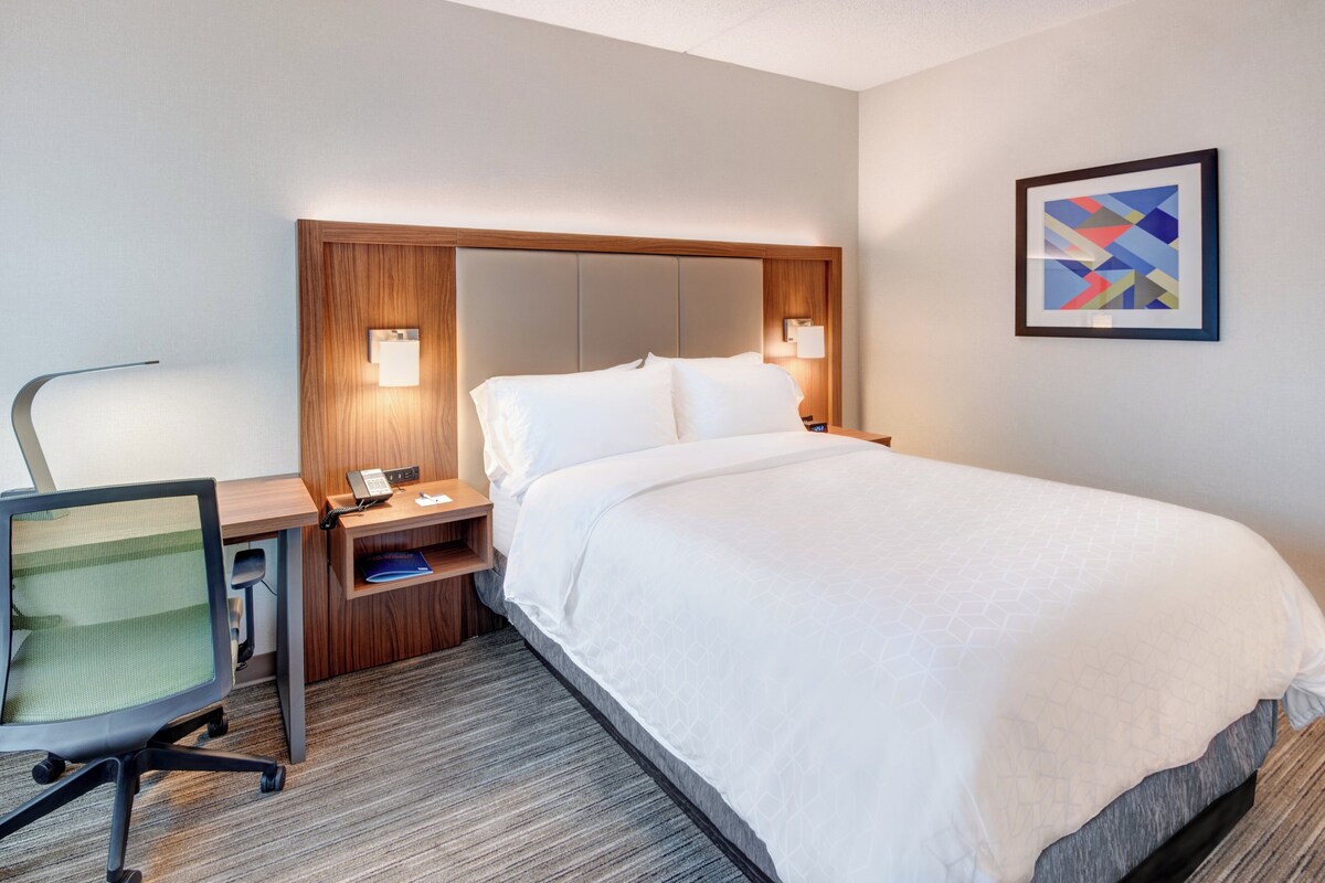 Standard Room, 1 Double Bed, Roll-in Shower (Mobility, Roll-In Shower) | Hypo-allergenic bedding available, in-room safe, desk, laptop workspace
