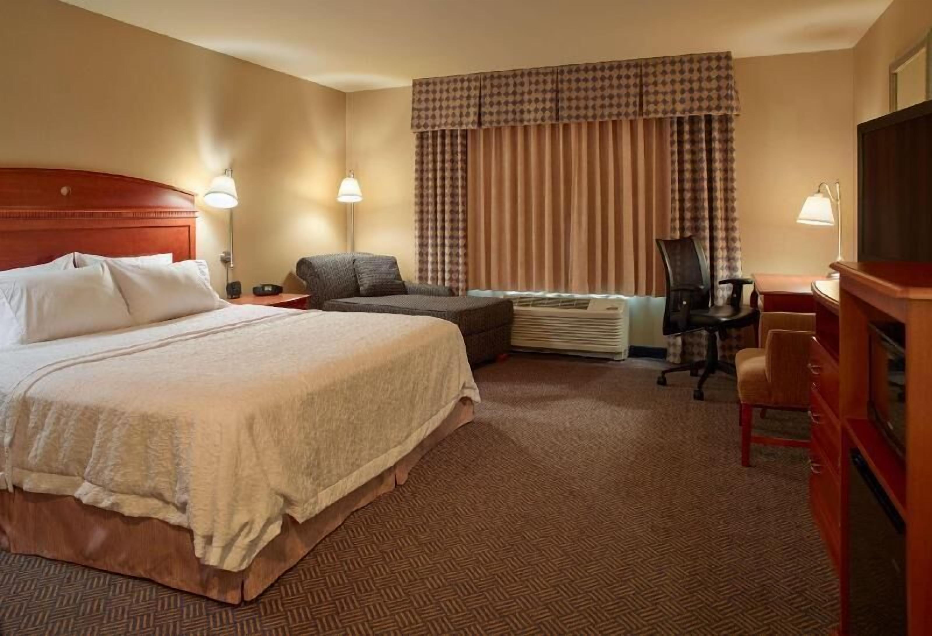 Daunenbettdecken, Zimmersafe, Verdunkelungsvorhänge