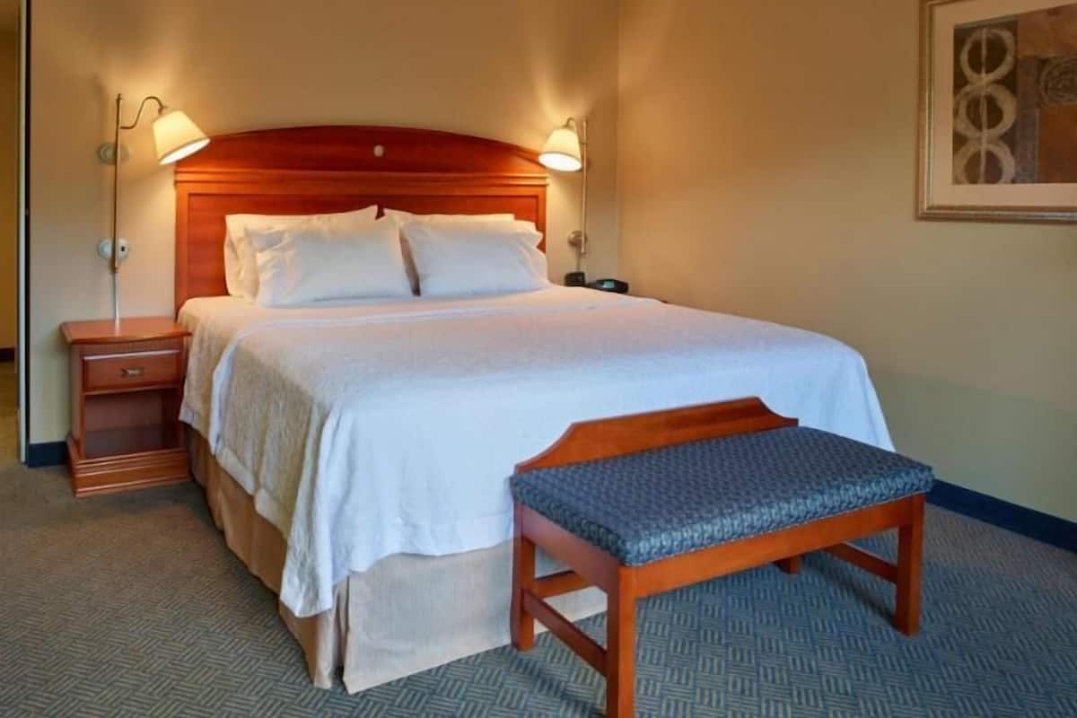 Daunenbettdecken, Zimmersafe, Verdunkelungsvorhänge