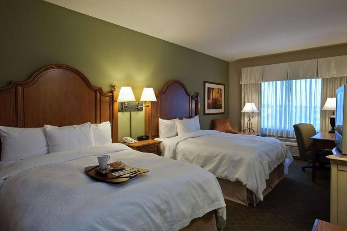 Sängtillbehör av högsta kvalitet och värdeförvaringsskåp på rummet