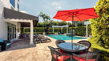 Outdoor pool, sun loungers