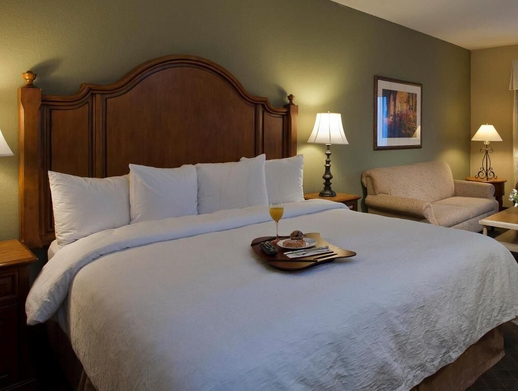 Premium bedding, in-room safe, blackout drapes, soundproofing