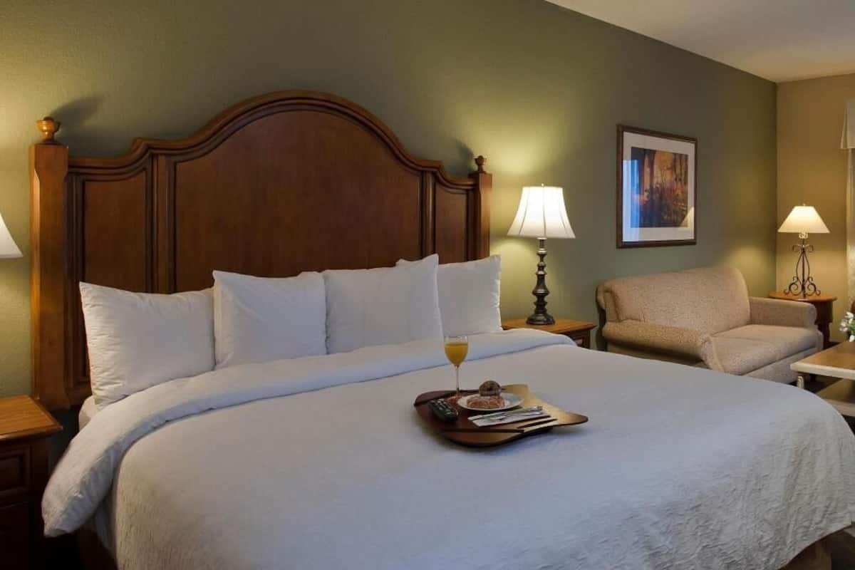 Premium bedding, in-room safe, blackout drapes, soundproofing