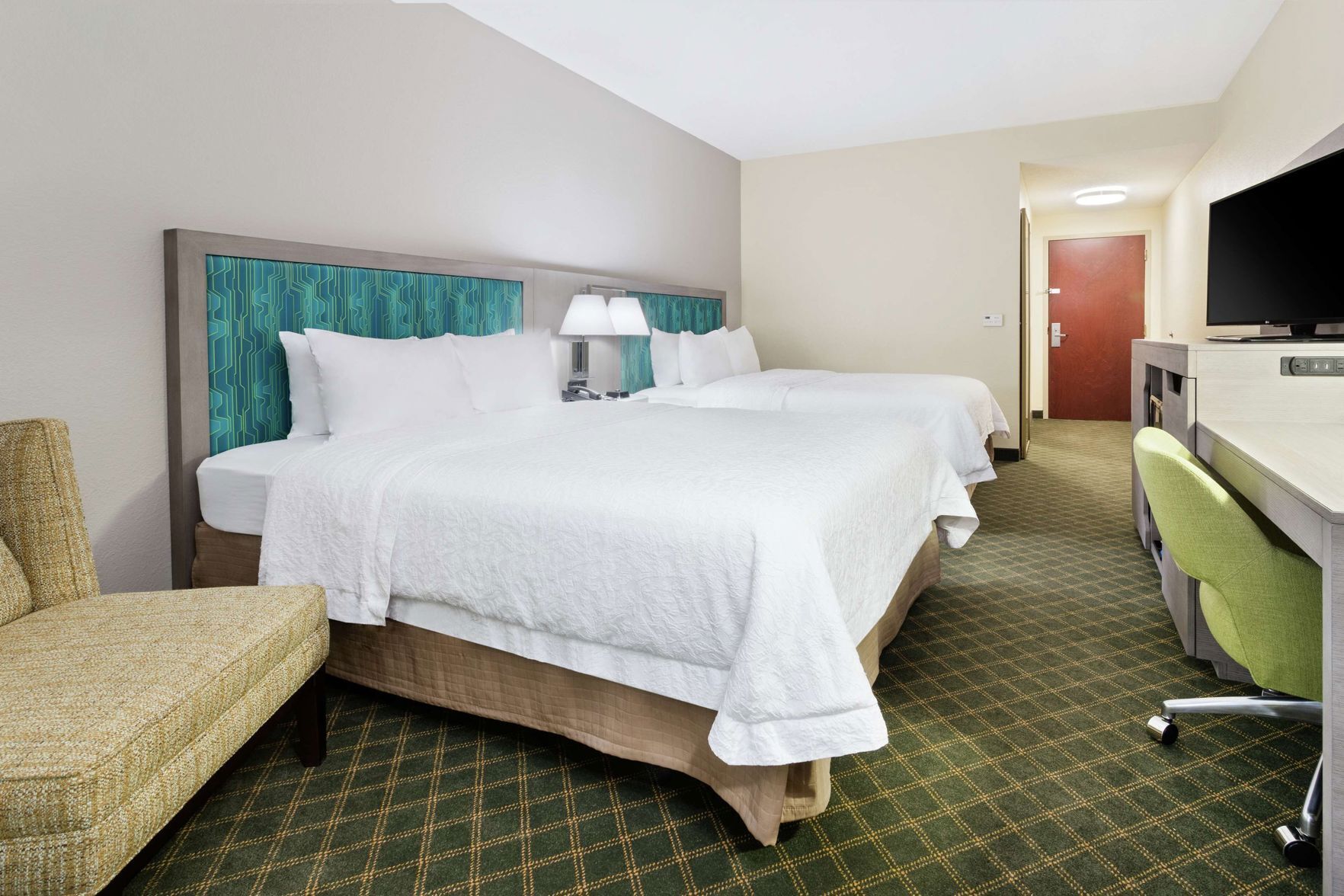 Premium bedding, in-room safe, blackout drapes, soundproofing