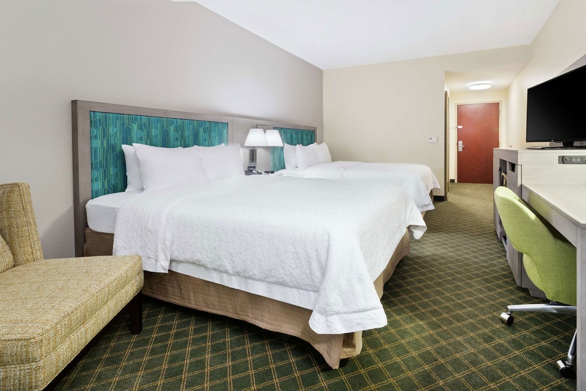 Premium bedding, in-room safe, blackout drapes, soundproofing