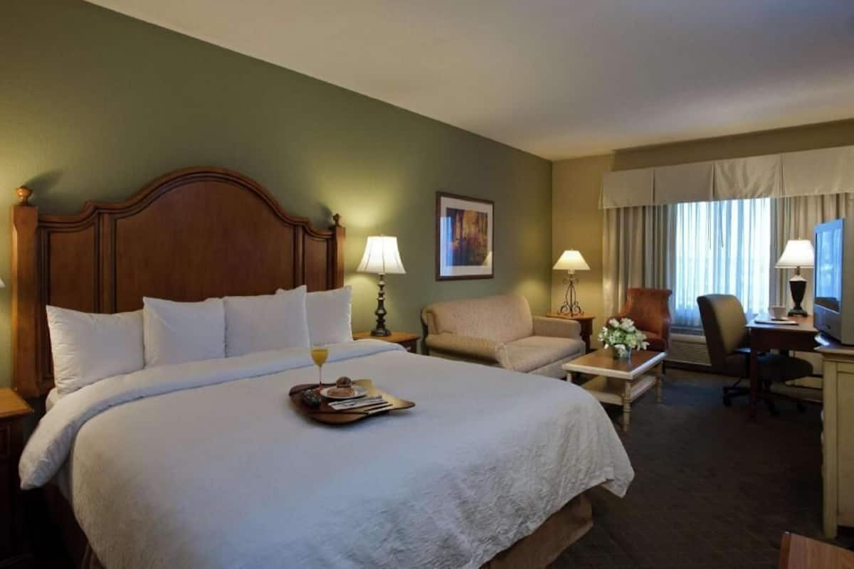 Premium bedding, in-room safe, blackout drapes, soundproofing