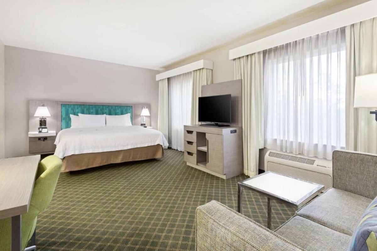 Premium bedding, in-room safe, blackout drapes, soundproofing