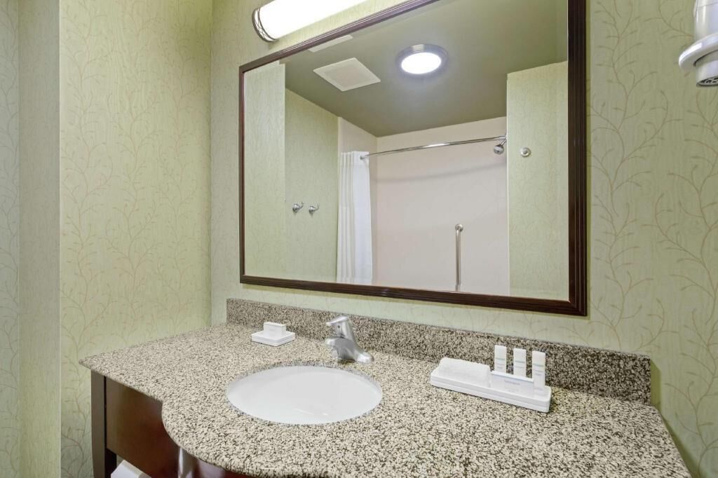 Bathroom | Combined shower/tub, designer toiletries, hair dryer, towels