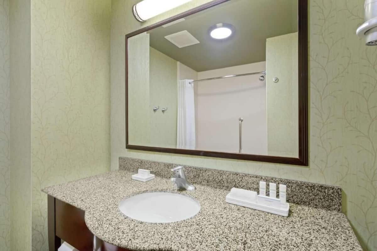 Bathroom | Combined shower/tub, designer toiletries, hair dryer, towels