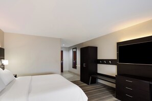 In-room safe, desk, blackout drapes, soundproofing - Holiday Inn Express and Suites Newton by IHG (Newton)