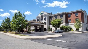 A hotel with a covered entrance, multiple floors, and a parking area. - Holiday Inn Express and Suites Newton by IHG (Newton)