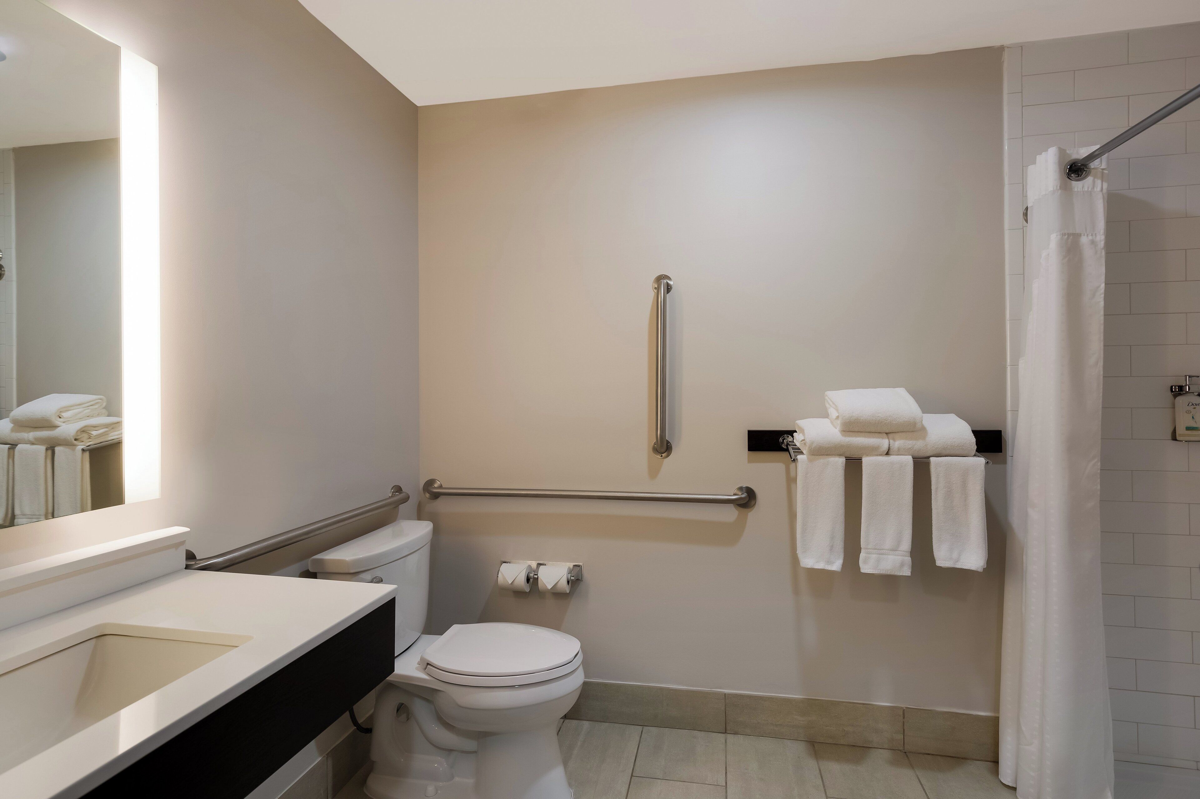 Ein Badezimmer mit Toilette, Waschbecken und Duschbereich.