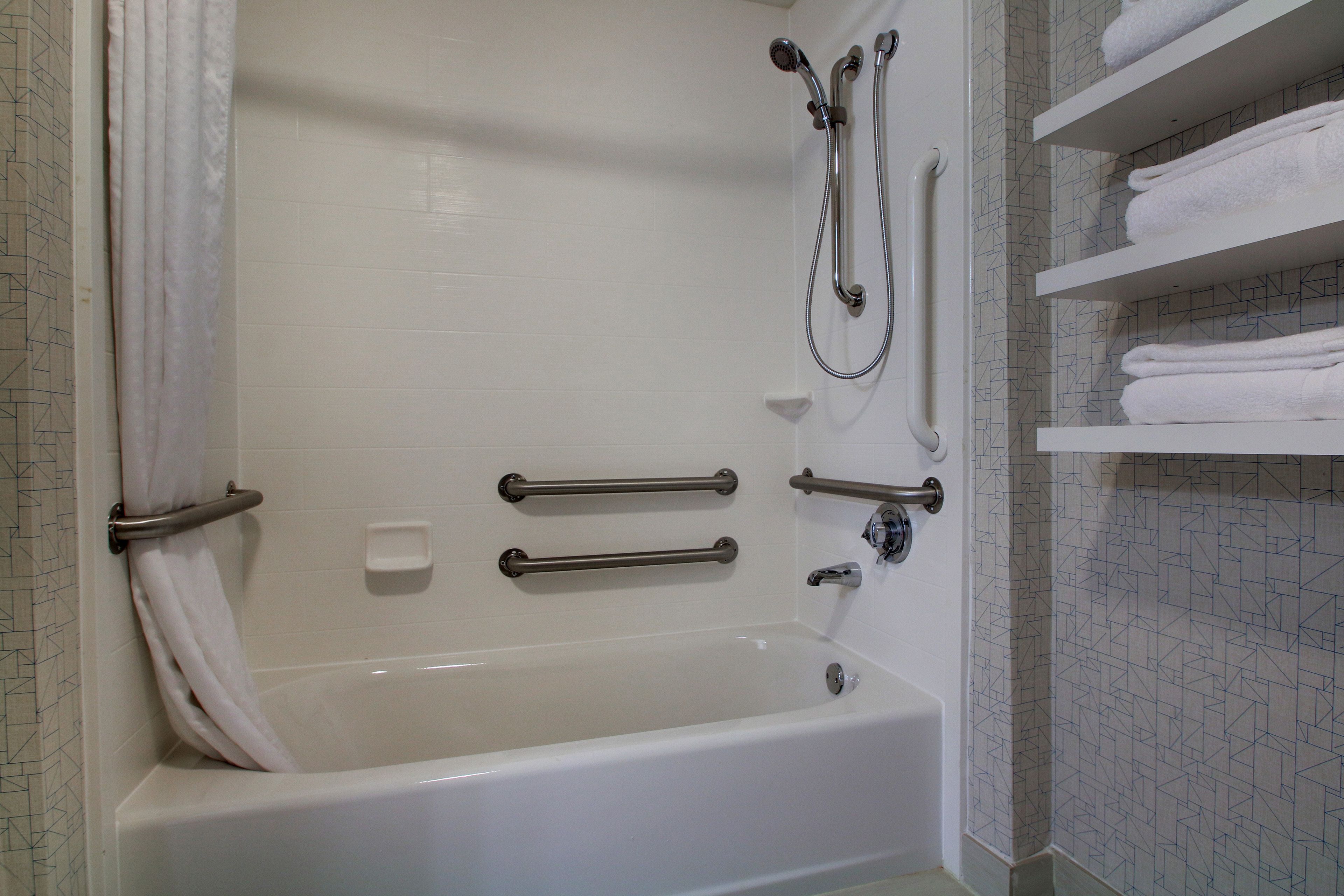 combined shower/bathtub, towels