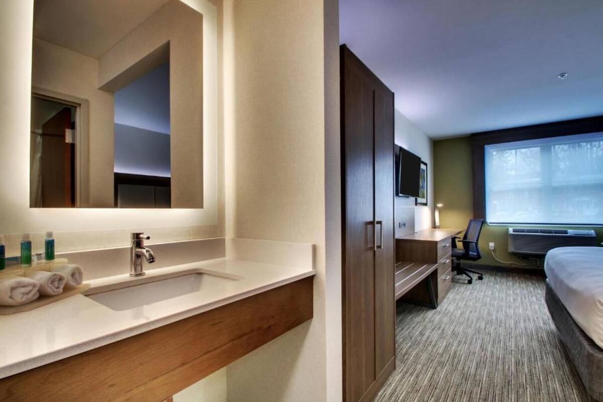 In-room safe, desk, soundproofing, iron/ironing board