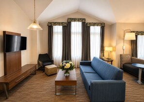 套房, 1 張特大雙人床 (Additional Living Area) | 房內夾萬、書桌、隔音、熨斗/熨衫板