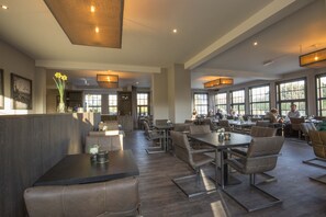 Lunsj og middag serveres, internasjonale retter