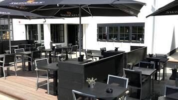 Serveert lunch en diner, internationale gerechten