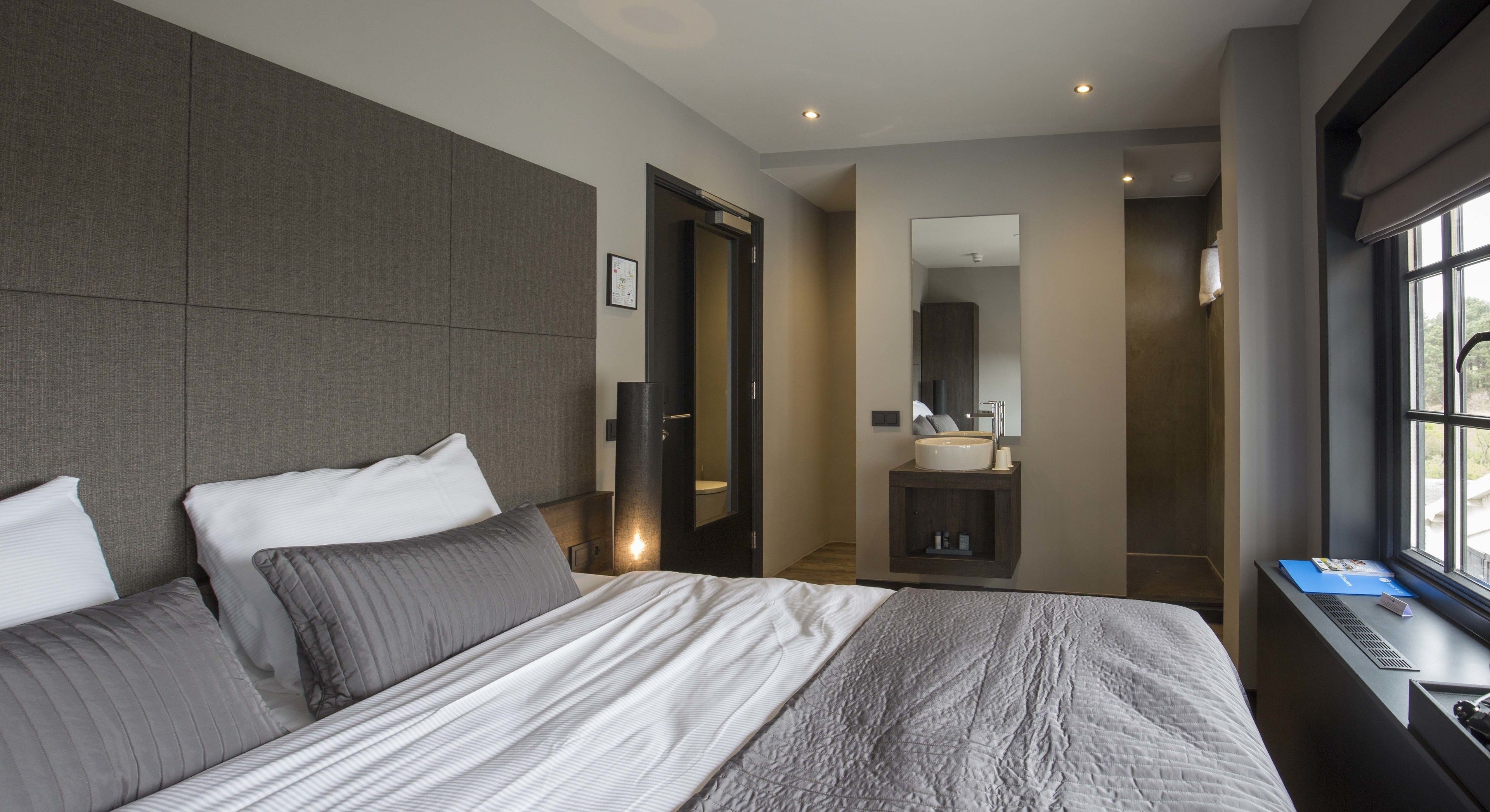 1 bedroom, desk, iron/ironing board, cots/infant beds