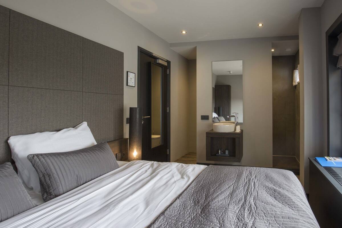 1 bedroom, desk, iron/ironing board, cots/infant beds