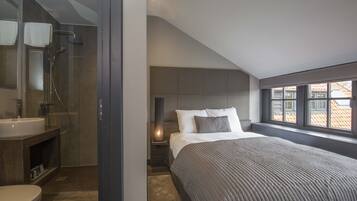 Escritorio, tabla de planchar con plancha y cunas