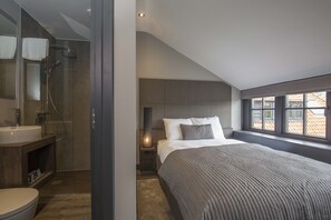 Desk, iron/ironing board, cribs/infant beds, rollaway beds - Fletcher Boutique Hotel Duinoord (Wassenaar)