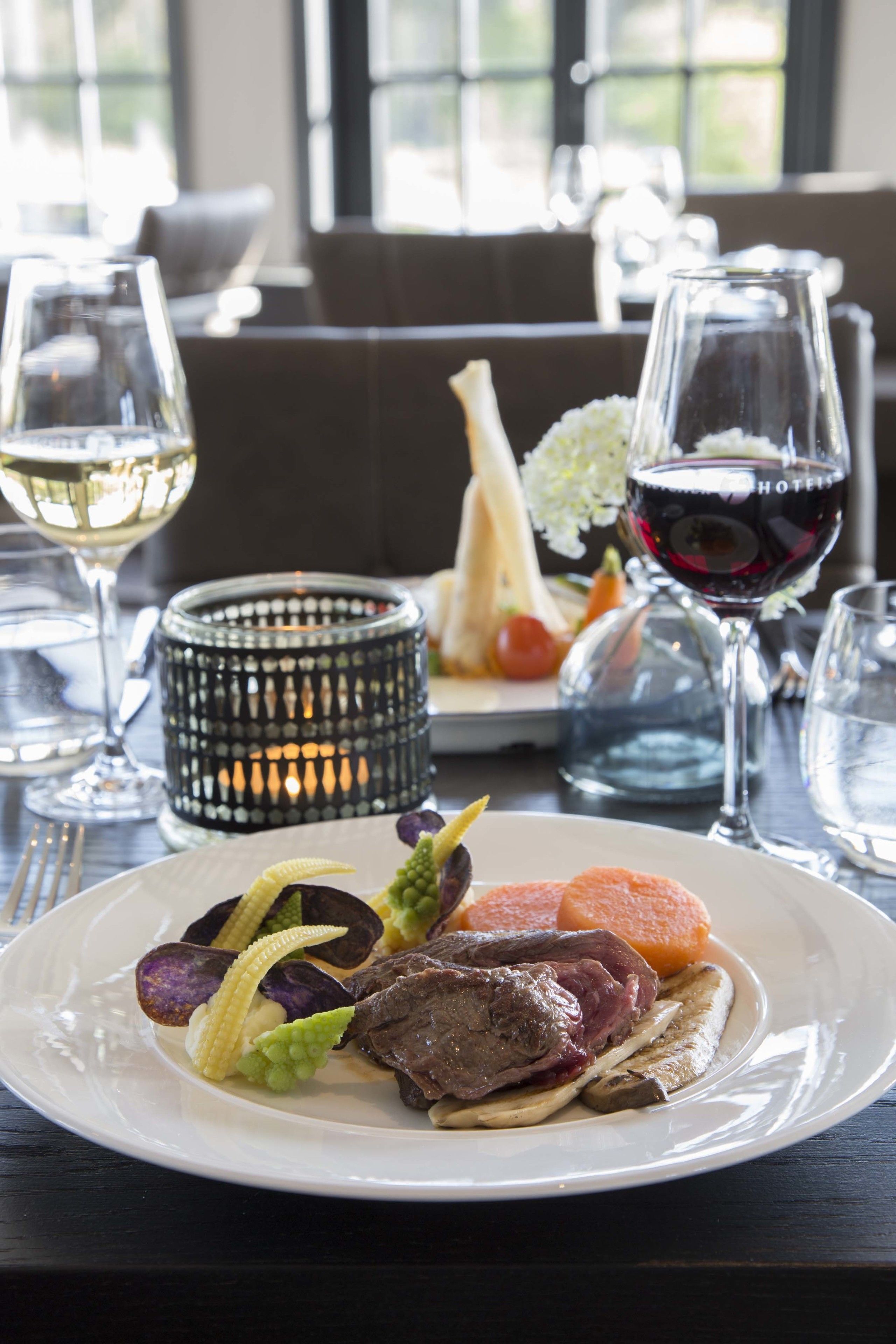 lunch and dinner served, international cuisine