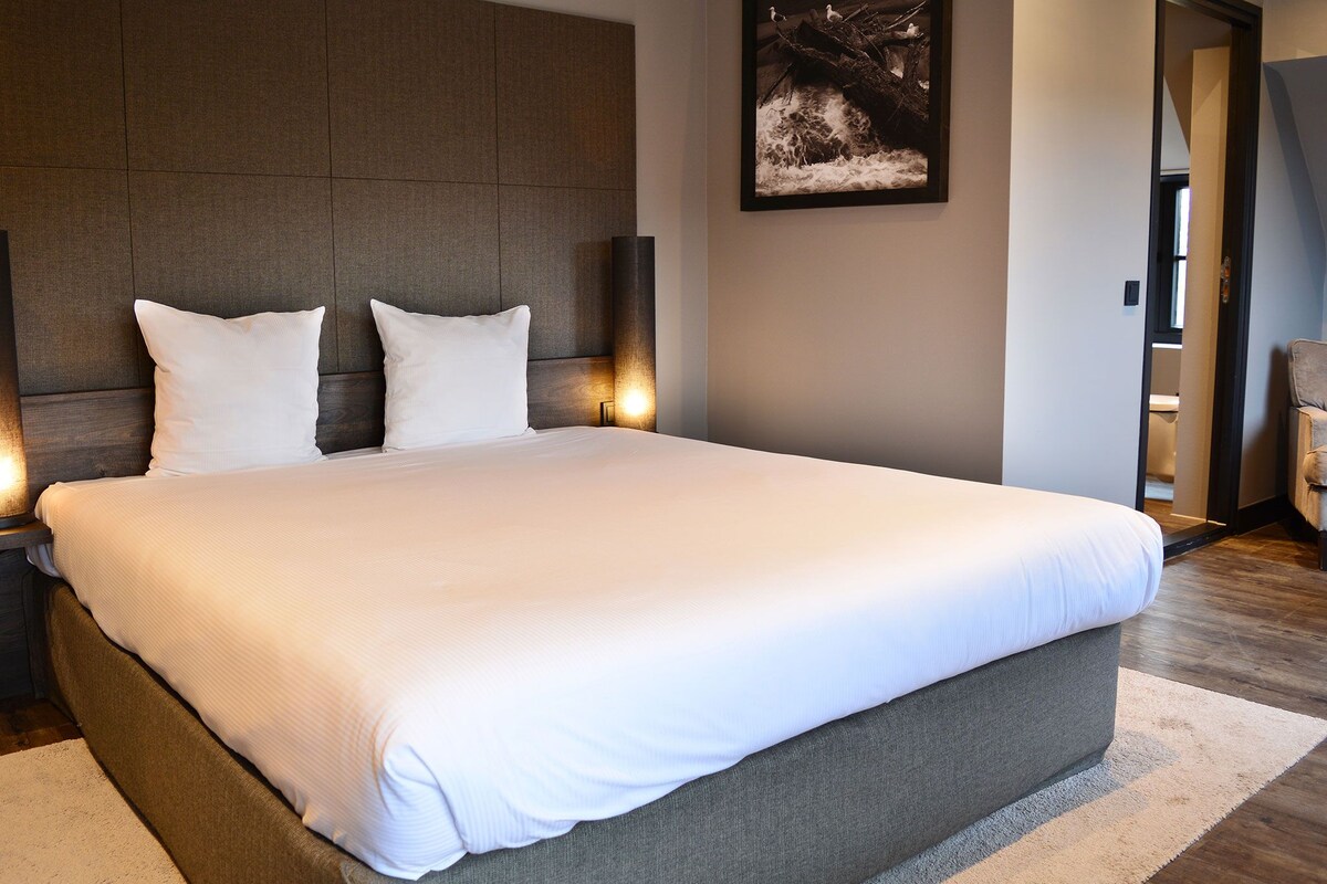 Junior Suite | Desk, iron/ironing board (on request), cots/infant beds, rollaway beds