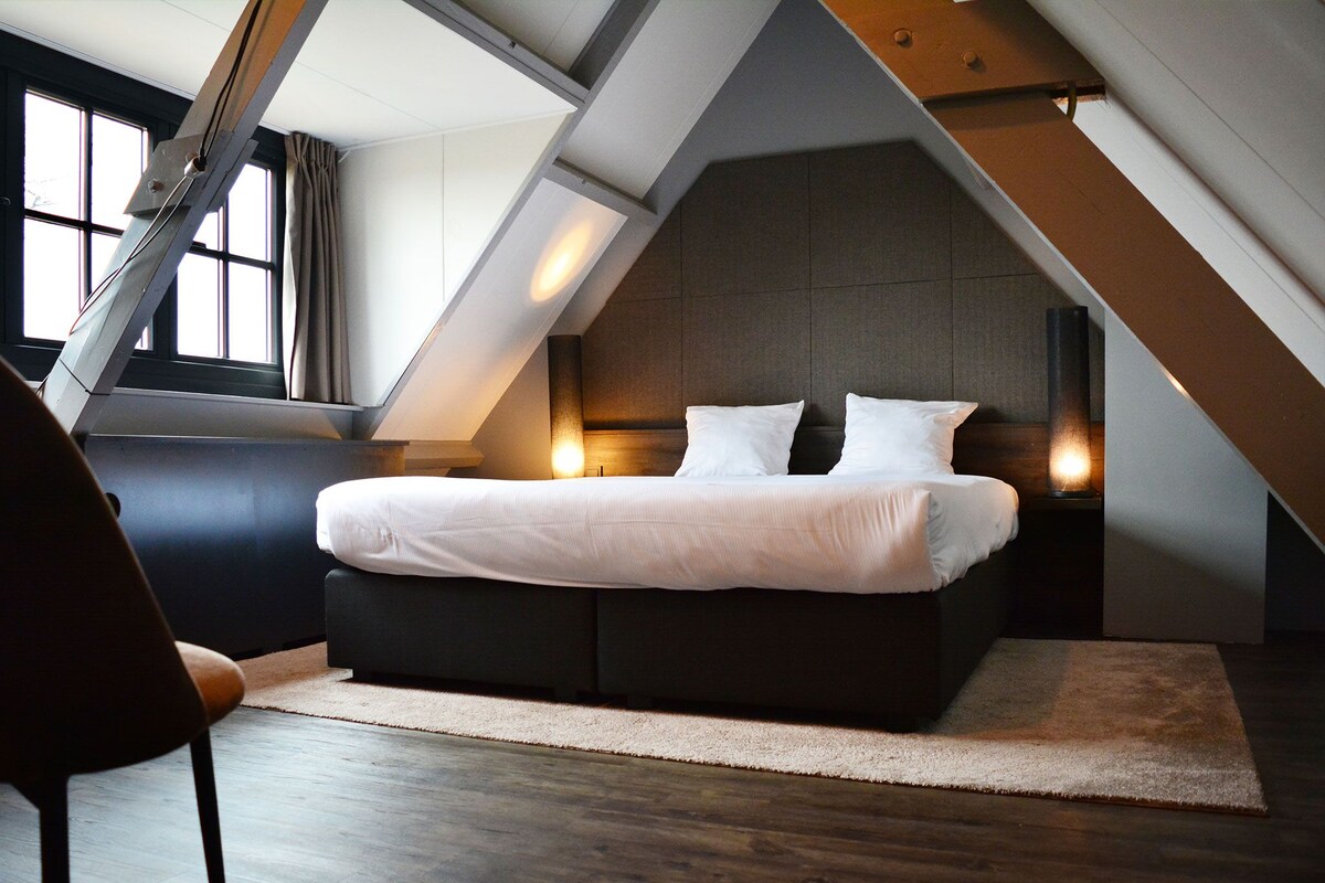 Suite | Desk, iron/ironing board (on request), cots/infant beds, rollaway beds