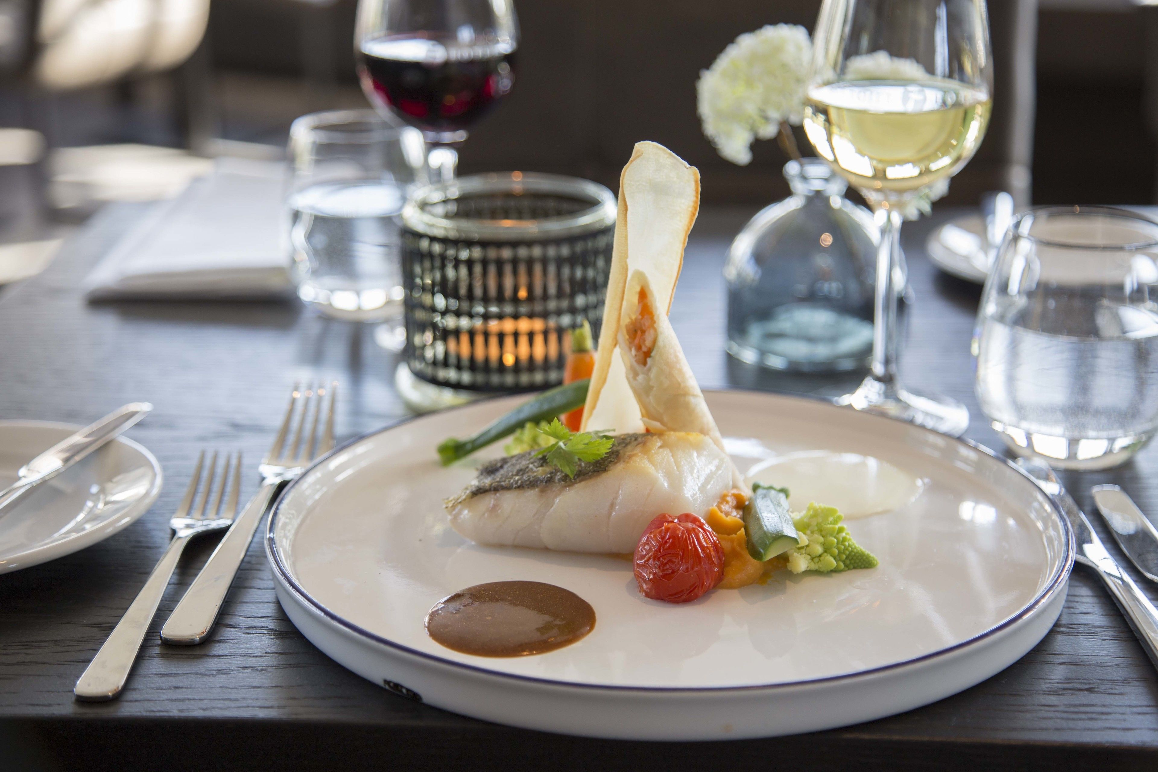 Serveert lunch en diner, internationale gerechten