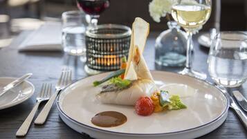 Serveert lunch en diner, internationale gerechten