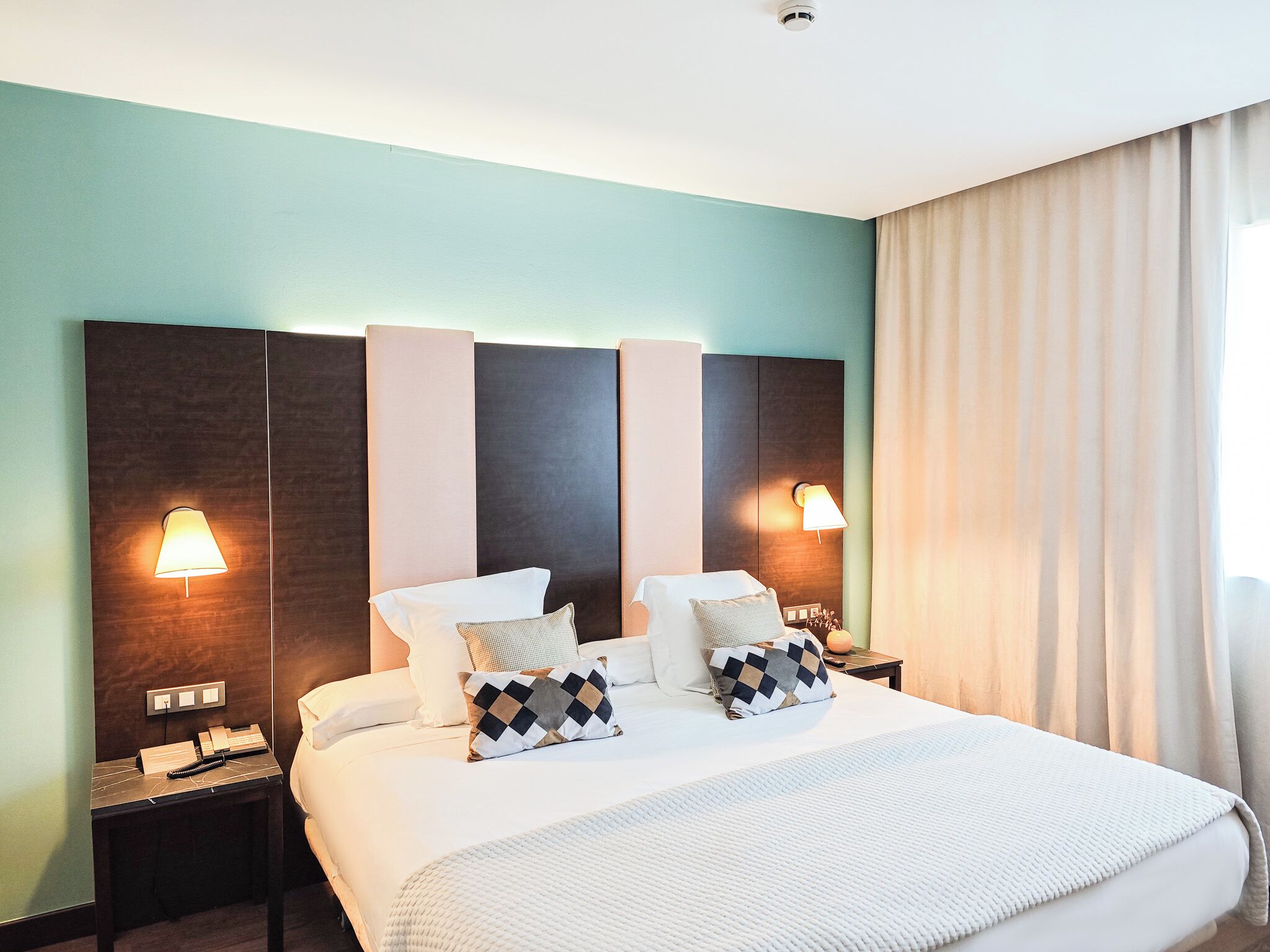 Junior Suite | Minibar, in-room safe, desk, laptop workspace