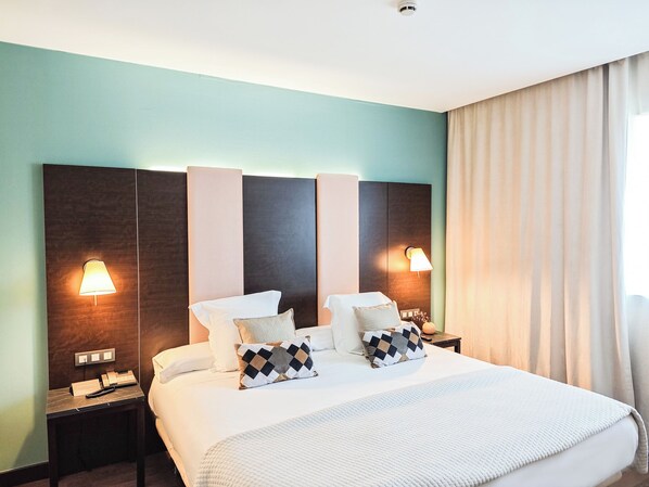 Junior Suite | Minibar, in-room safe, desk, laptop workspace