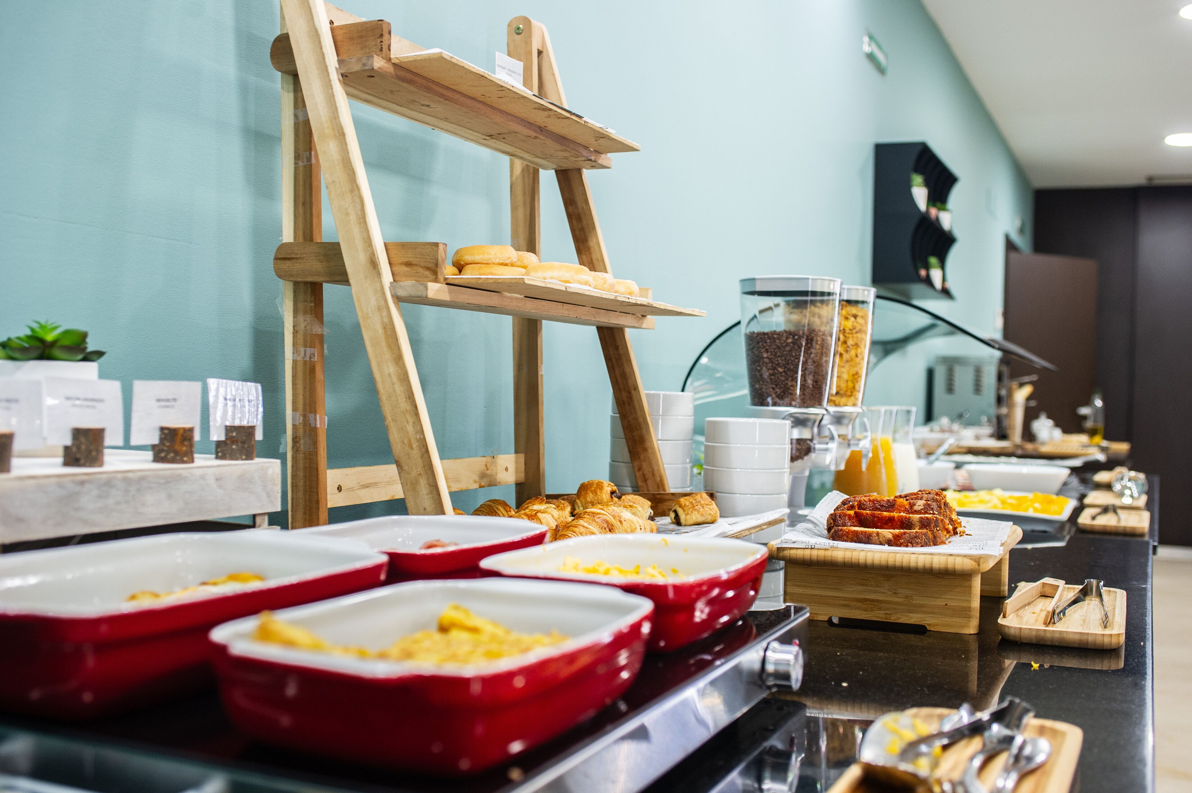 每日供應吃到飽早餐 (每人 EUR12)