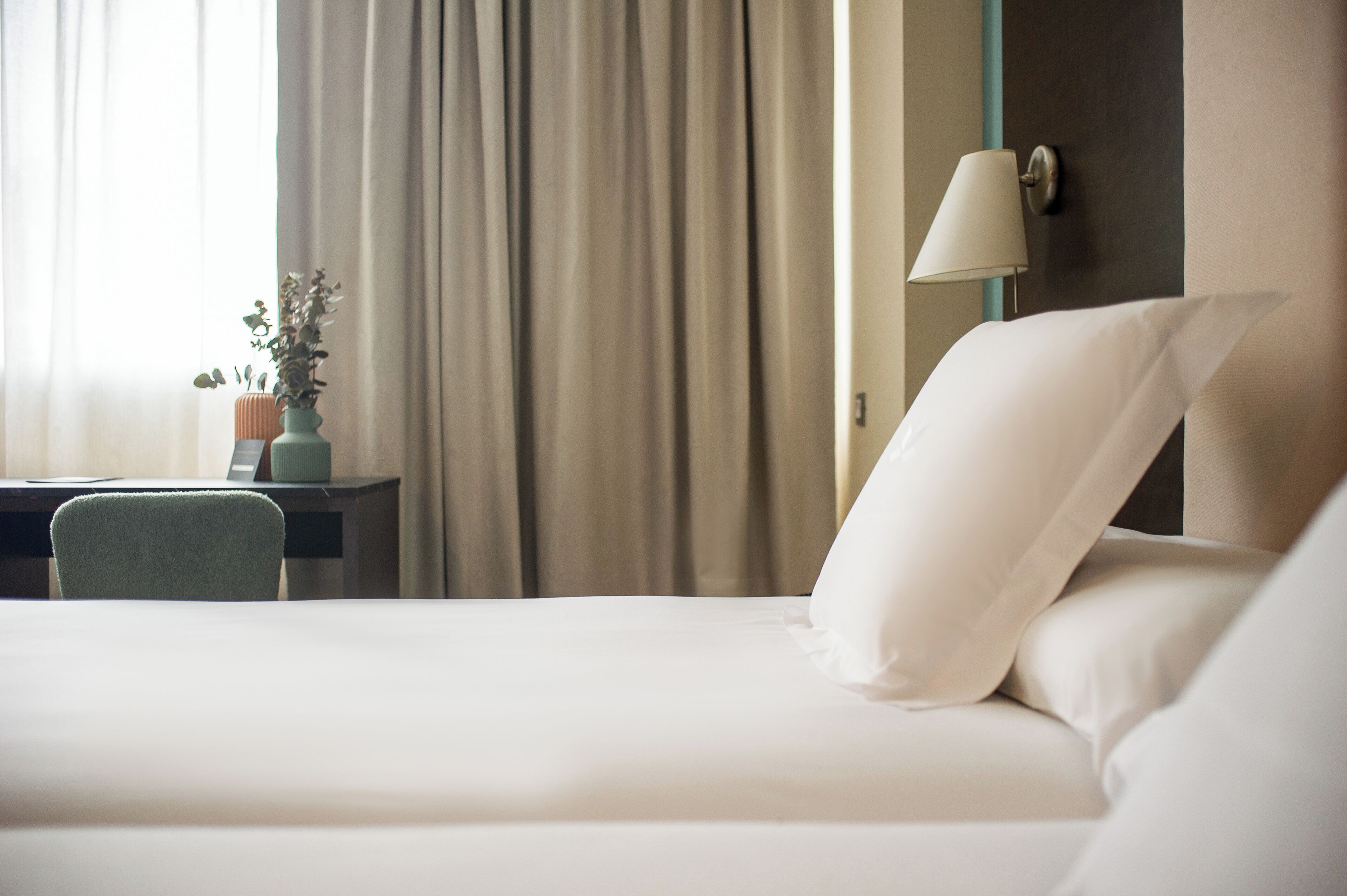 Een minibar, een kluis op de kamer, een bureau, een laptopwerkplek