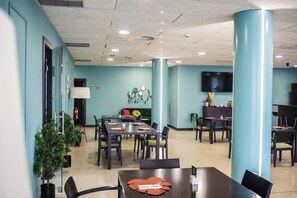 Breakfast and dinner served