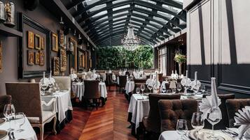 Déjeuner et dßner servis sur place