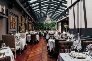 Déjeuner et dîner servis sur place