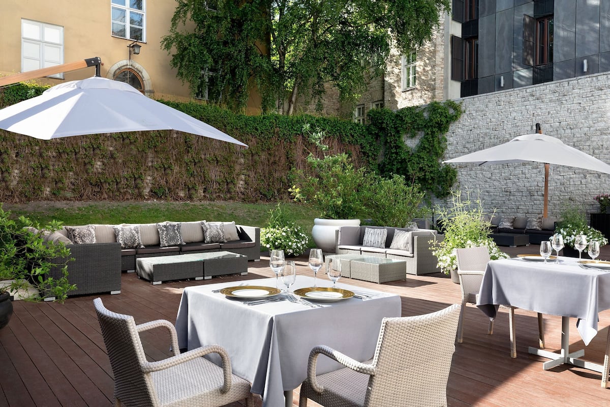 lunch and dinner served