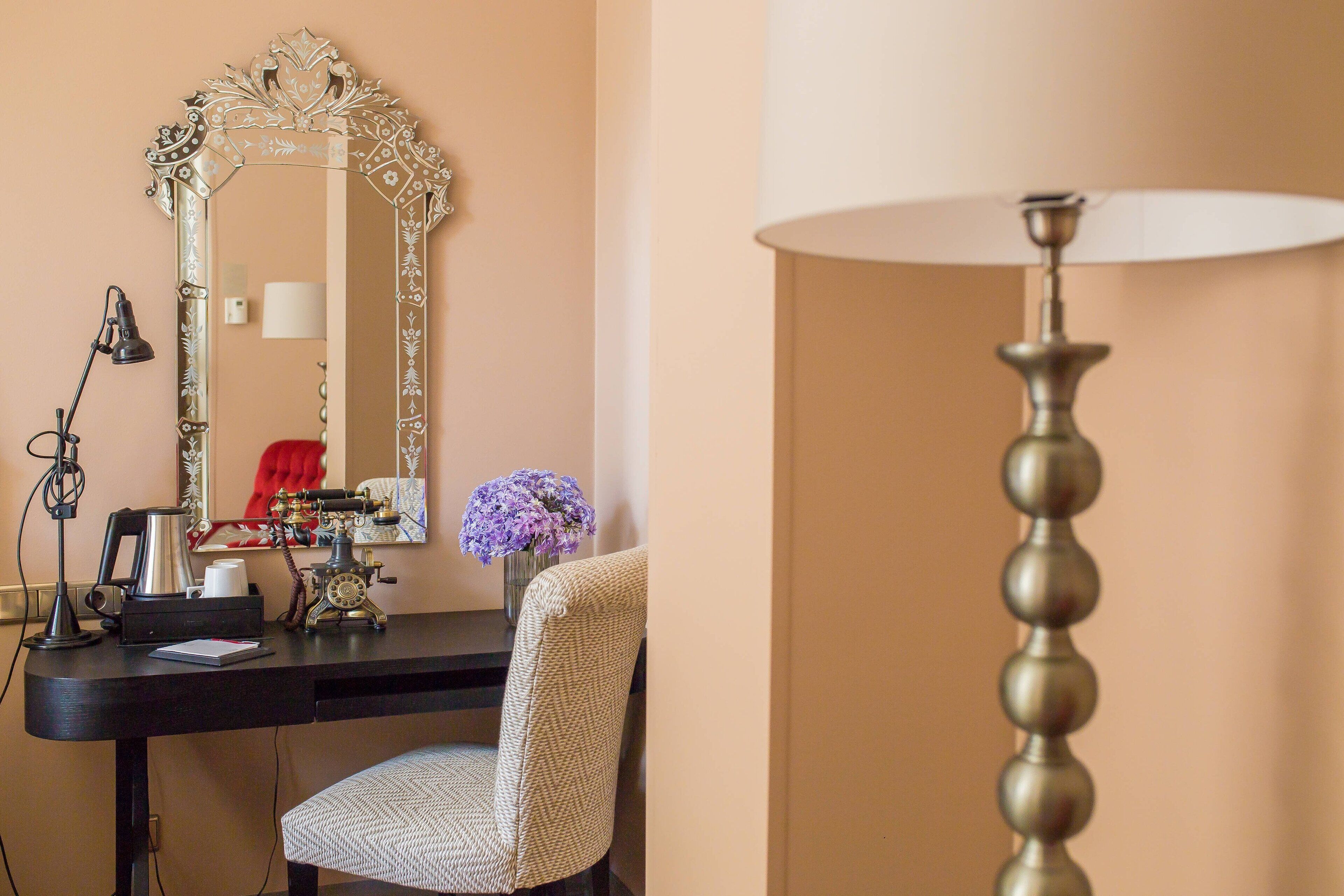 comfort room, 1 queen bed, non smoking (courtyard view) | 1 bedroom, premium bedding, minibar, in-room safe