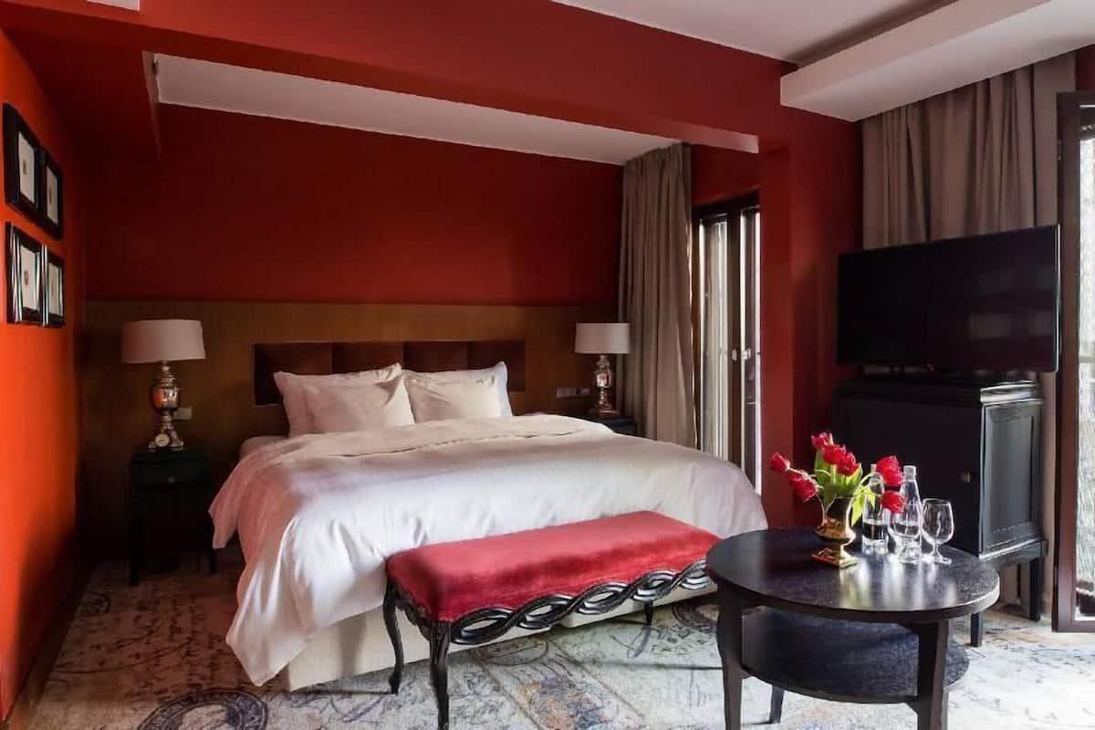 Premium bedding, minibar, in-room safe, desk