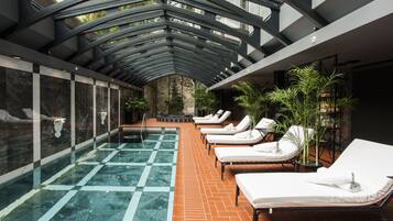 Una piscina techada