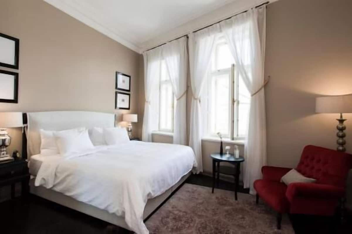 Premium bedding, minibar, in-room safe, desk