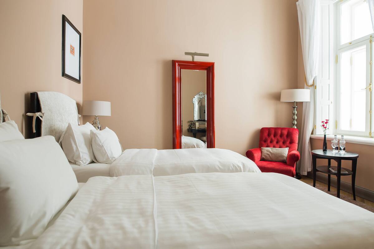 Rom – comfort, 2 enkeltsenger (Courtyard View) | Sengetøy av topp kvalitet, minibar, safe på rommet og skrivebord