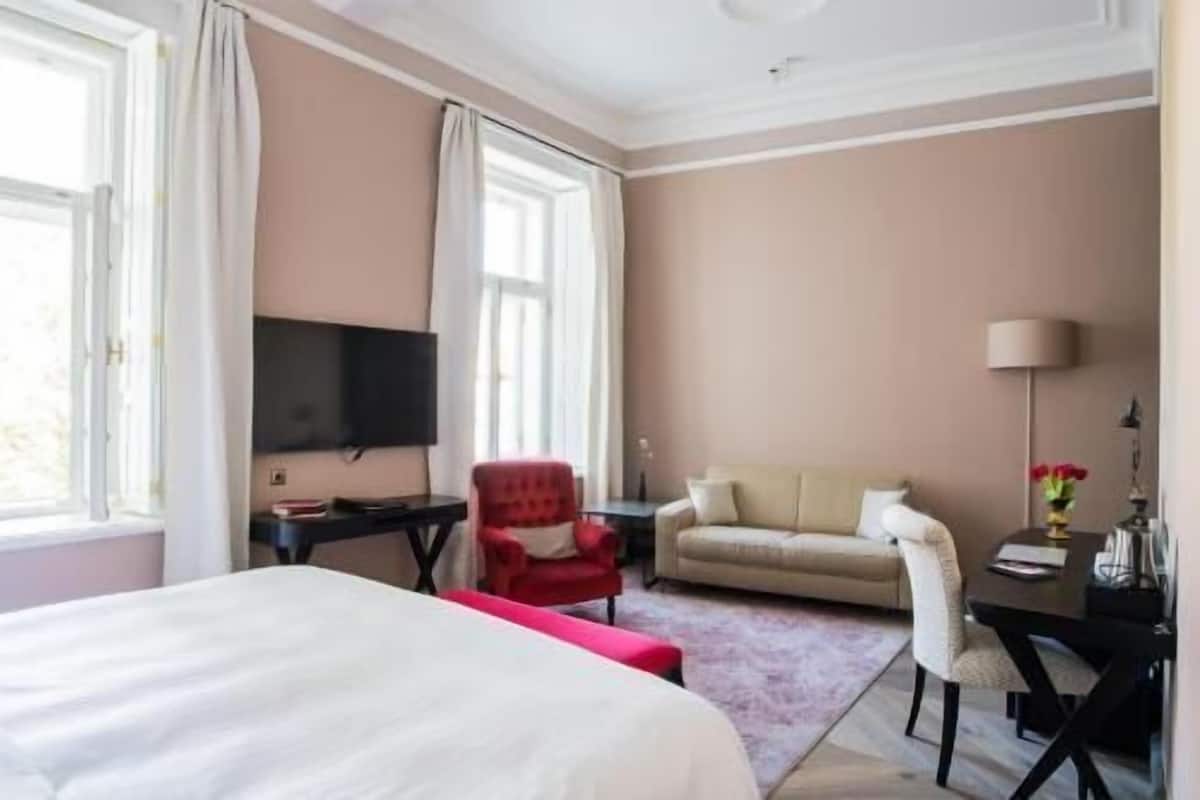 Premium bedding, minibar, in-room safe, desk