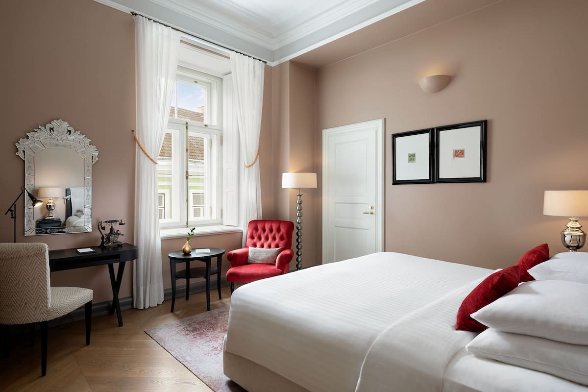 Sengetøy av topp kvalitet, minibar, safe på rommet og skrivebord
