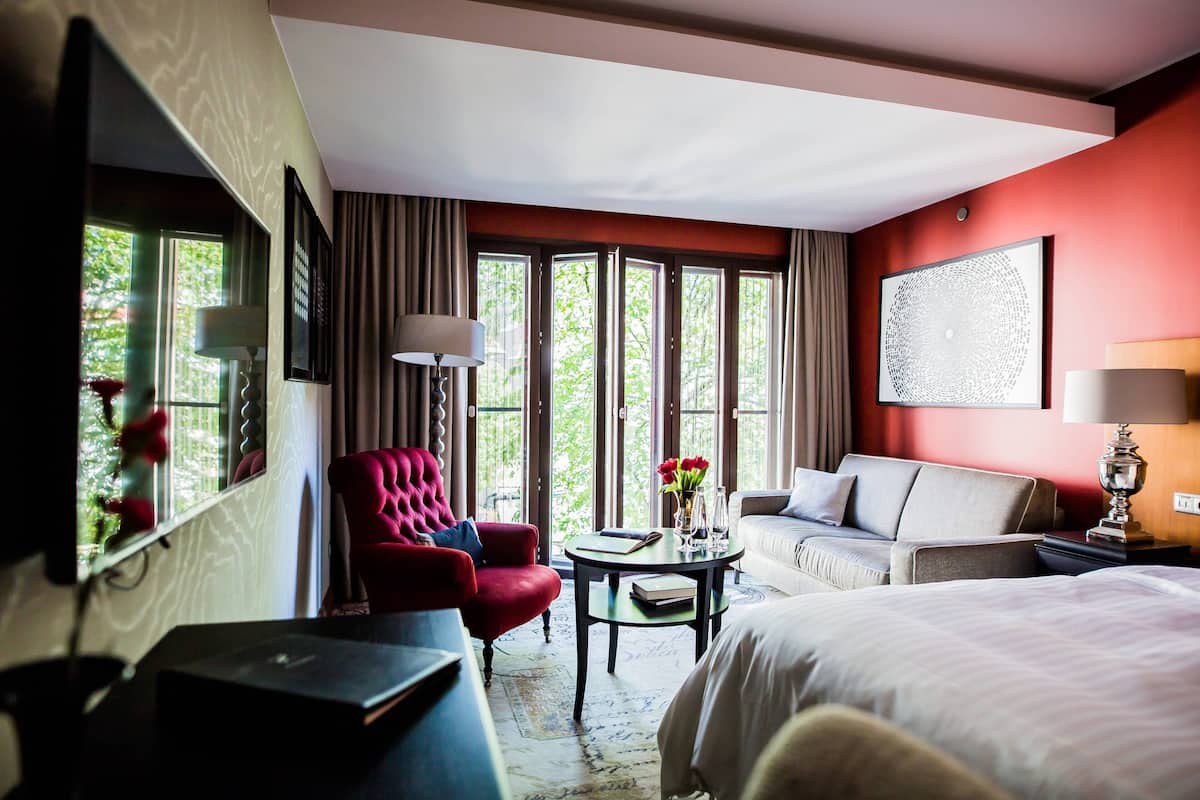 Executive kamer, 1 kingsize bed, niet-roken (Courtyard View) | 1 slaapkamer, luxe beddengoed, een minibar, een kluis op de kamer